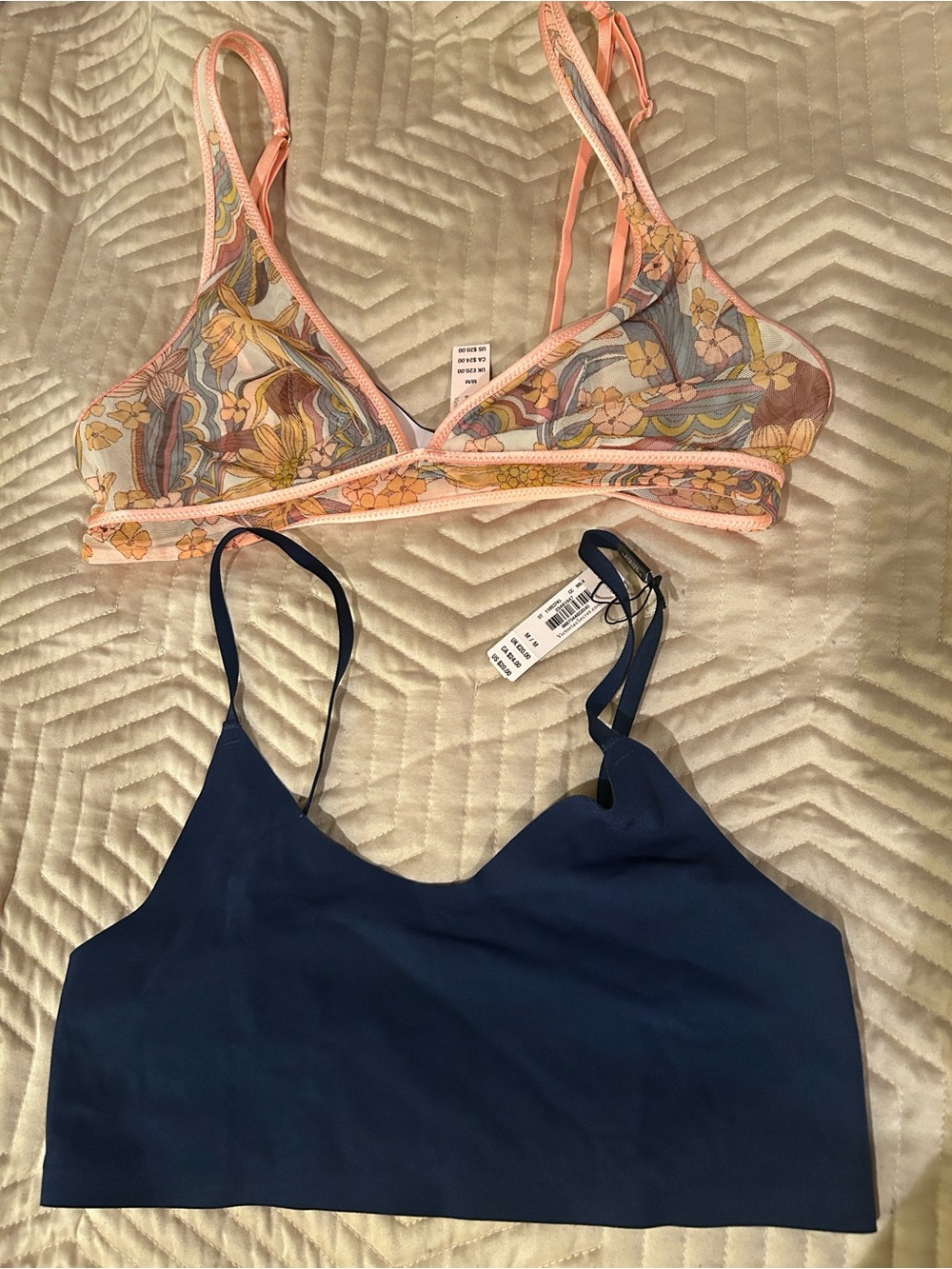 2 Victoria’s Secret Wireless Bra’s Size Medium NWT